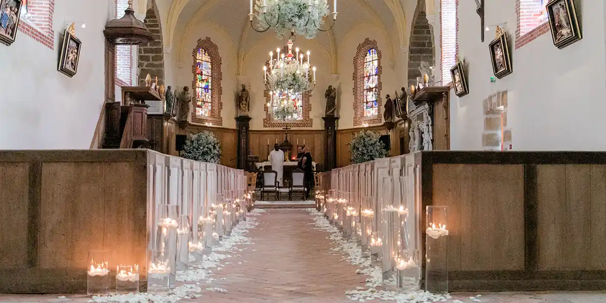 entrée de l'église décorée pour une cérémonie de mariage