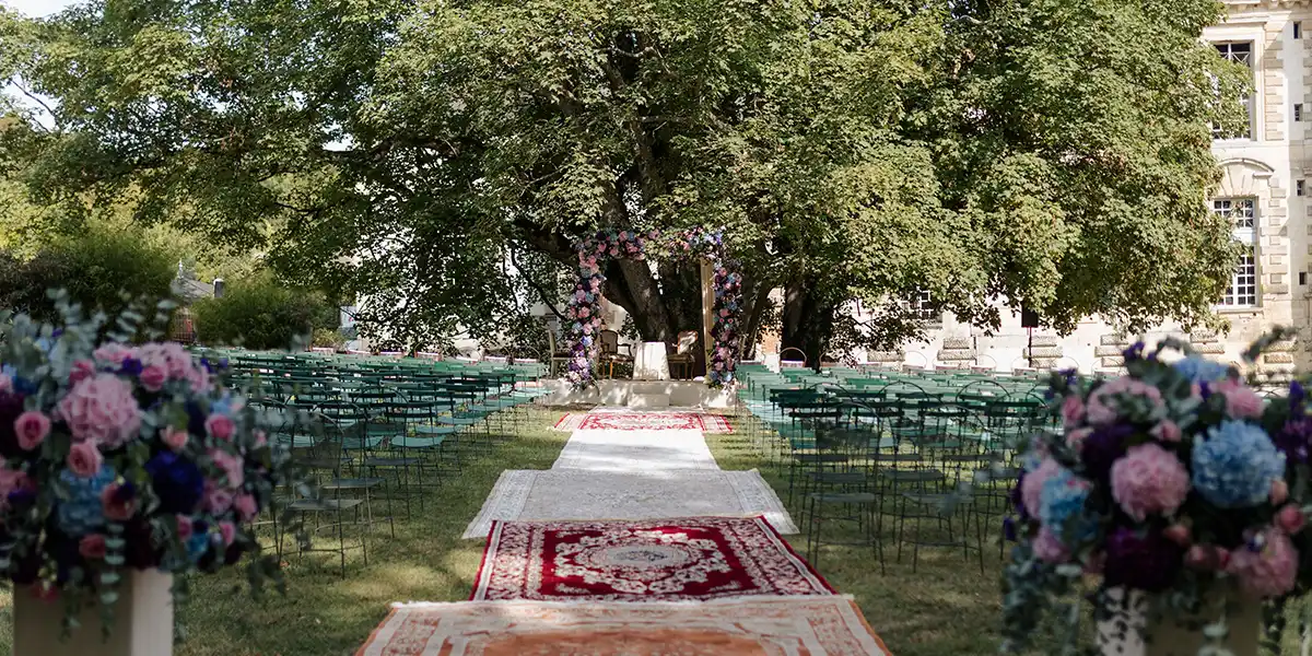 célébration de mariage judaïque dans le parc du château