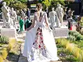 la mariée descend l'escalier vers le parc du château