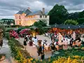 cocktail de mariage ou repas de la veille dans les jardins