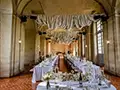 grande salle de mariage dressée pour le repas