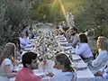 table dressée à l'extérieur et le soleil couchant