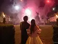 les mariés devant le feu d'artifice