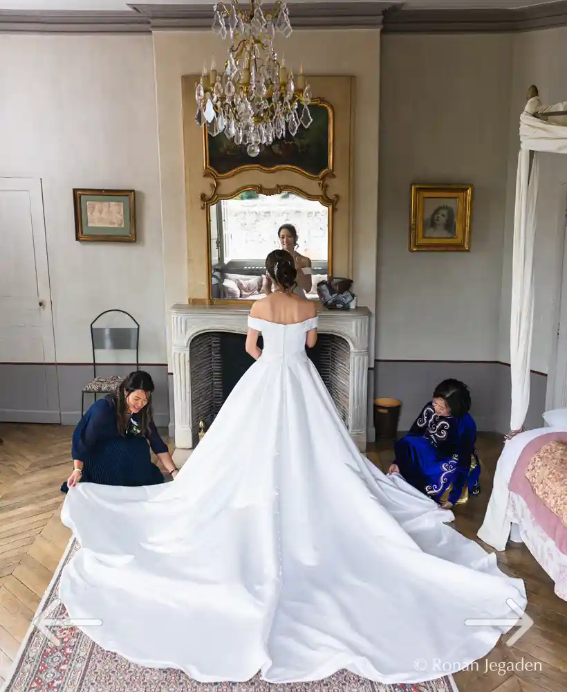 bridal makeup in a room of chateau de Vallery