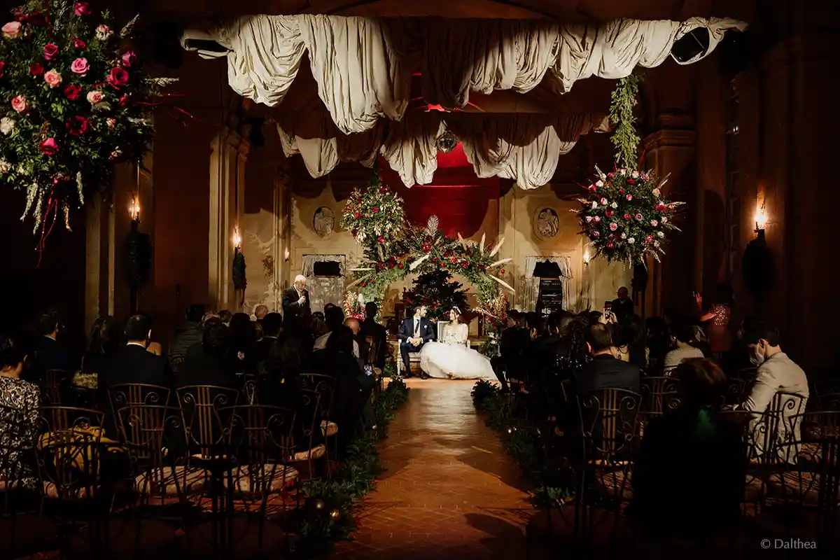 célébration d'un mariage en hiver dans le château Renaissance