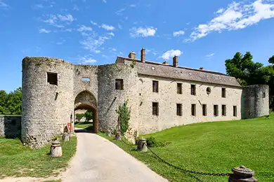 la poterne et le château médiévaux